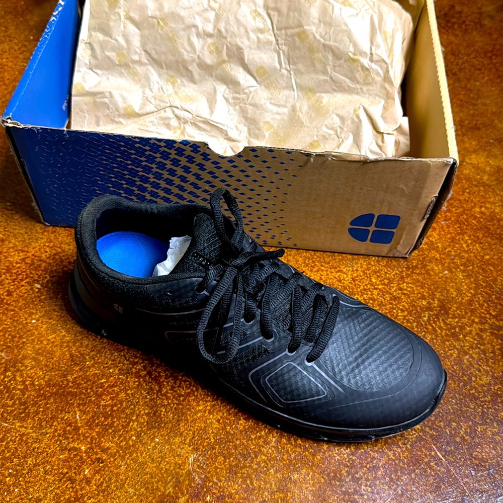 Anti-slip tennis shoes